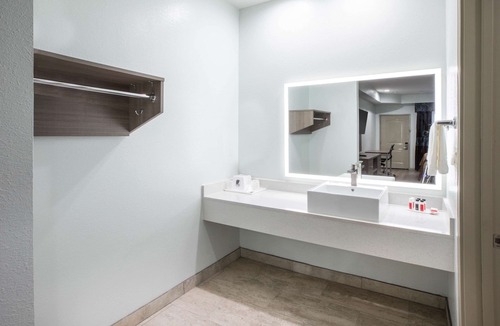 Humble Hotel | Super 8 by Wyndham Humble/Fallcreek/Houston