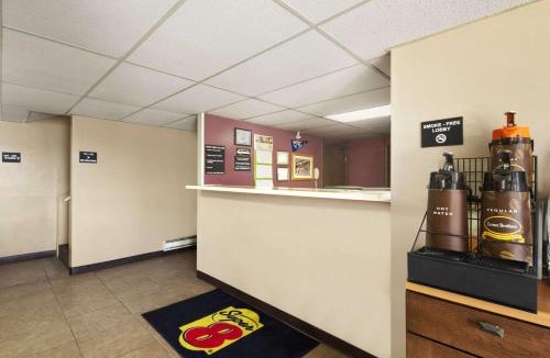 Redfield Hotel | Super 8 by Wyndham Redfield