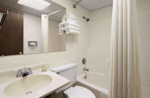 Redfield Hotel | Super 8 by Wyndham Redfield