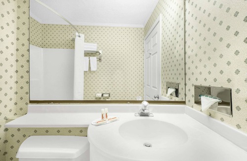 Maumee Hotel | Super 8 Maumee/Toledo, OH