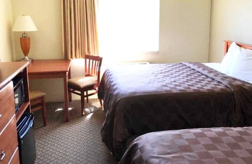 Kellogg House | Superb Location, Affordable Stay! 2 Great Units, Pool and Tub, Gym, Breakfast!