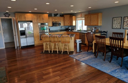Bayshore House | Sweeping ocean views on two levels, spacious oceanfront house!