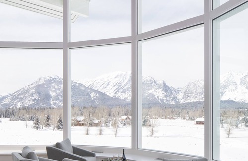 Jackson Hole House | Sweeping Teton views, modern renovation. Minutes from town & National Parks.