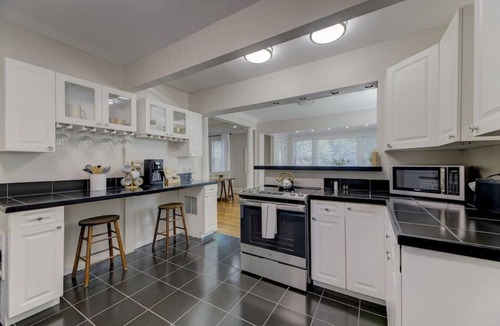 Earlewood House | Sweet Suite on Sunset 4BD 3 BA Home + 1BD 1 BA Guest Cottage