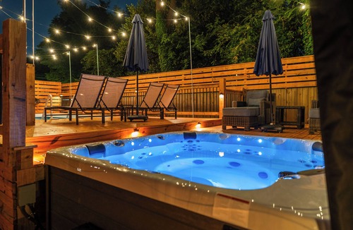 Sylvan Hills House | Sylvans Escape - Pool, Hot Tub, Games, Sleeps 12, 10mins from World Cup Stadium