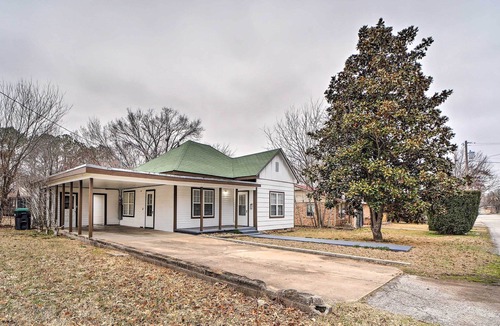 Tahlequah House | Tahlequah Home Half Mi to Northeastern State