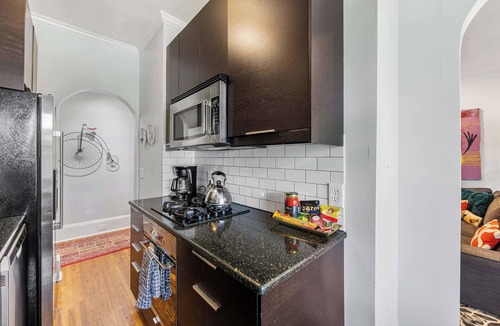 Cherry Condo | Tasteful Myers Park 2BR King Condo | Sunroom