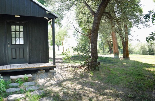 Harvard RV Rental | Tent Platform 3 | Pond View Glamping Tent