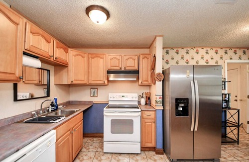 Channelview House | Texas-Themed 2BR Retreat | EV Charger | Sleeps 8
