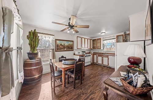 Fredericksburg Bed & Breakfast | Texas Wine - Close to Luckenbach & Bar On Site