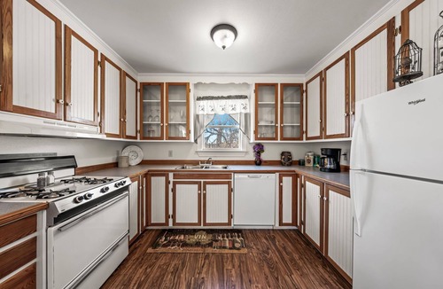 Fredericksburg Bed & Breakfast | Texas Wine - Close to Luckenbach & Bar On Site