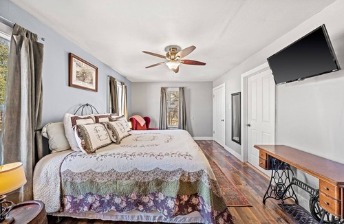 Fredericksburg Bed & Breakfast | Texas Wine - Close to Luckenbach & Bar On Site