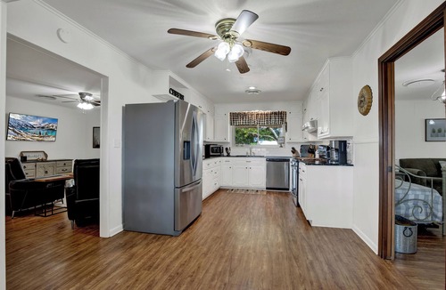 Stonewall House | Texas Wine Trail Getaway I Spacious 4-Bedroom House + Guesthouse in Stonewall