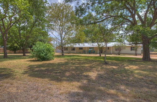 Stonewall House | Texas Wine Trail Getaway I Spacious 4-Bedroom House + Guesthouse in Stonewall