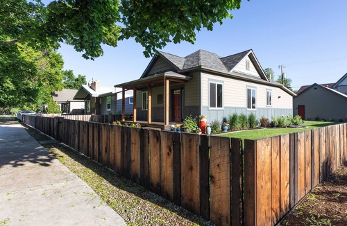 Riverfront House | The 1400 House. Fully Remodeled and Spotless. 3bed / 2 bath - Cable/WiFi/AC