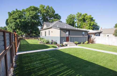 Riverfront House | The 1400 House. Fully Remodeled and Spotless. 3bed / 2 bath - Cable/WiFi/AC