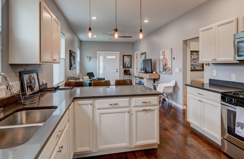 Riverfront House | The 1400 House. Fully Remodeled and Spotless. 3bed / 2 bath - Cable/WiFi/AC