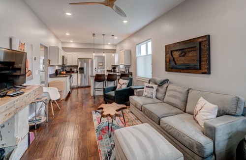 Riverfront House | The 1400 House. Fully Remodeled and Spotless. 3bed / 2 bath - Cable/WiFi/AC