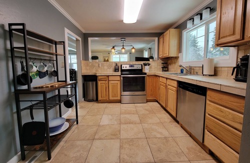 Columbia Falls House | THE AVOCADO ABODE ! Glacier National Park DT Columbia Falls Whitefish KIDS FAV!