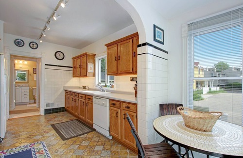 South Haven House | THE B-HIVE: 5 BDRMS. 3 FULL BATHS. ACCOMMODATES 11 GUESTS!