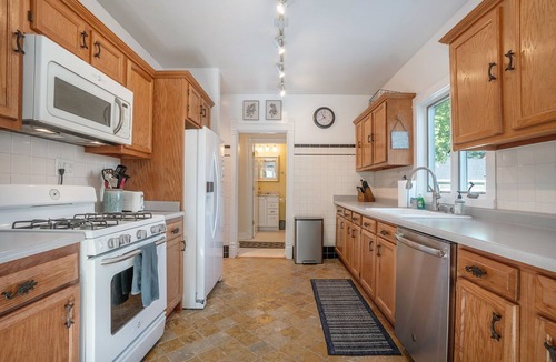 South Haven House | THE B-HIVE: 5 BDRMS. 3 FULL BATHS. ACCOMMODATES 11 GUESTS!