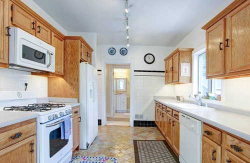 South Haven House | THE B-HIVE: 5 BDRMS. 3 FULL BATHS. ACCOMMODATES 11 GUESTS!