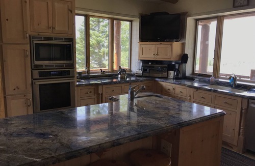 West Yellowstone Cabin | The Best & Coziest Cabin for Big Families/Groups in West Yellowstone!