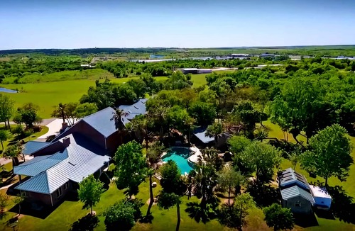 New Braunfels House | ★The BIG HAUS-Texas Oasis★ The LARGEST HOUSE in Comal Co.! Weddings, Events, etc