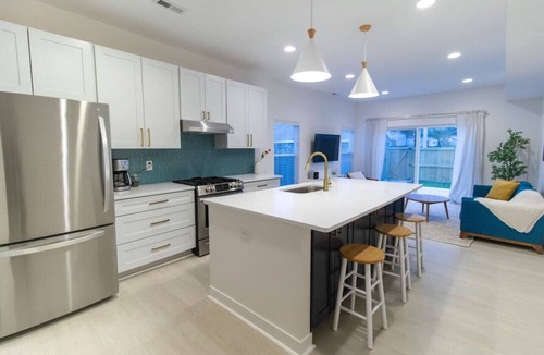 Fountain Square House | The Birch at Fountain SQ-King Bed INDY w/Fire Pit