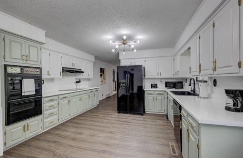 Leawood House | The Blue Heron: Spacious Retreat Mins off I-44