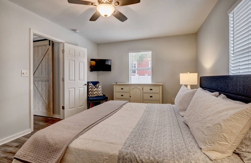 Wilmington Historic District Cottage | The "Blue Moon" Cottage, Downtown Wilmington! 9 blocks to Historic Riverfront!