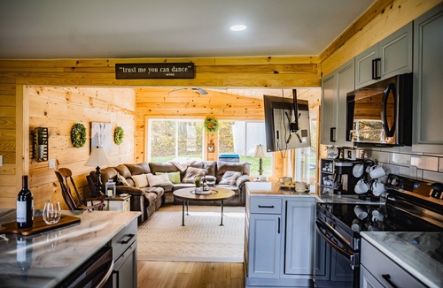 Logan House | The Boch Hollow Farmhouse at Hocking Hills Hideaway Acres