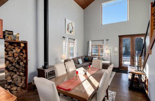 Alma House | The Bross Ranch Cabin - Open Floor Plan! 10Mi to Ski Breck! Hot Tub!