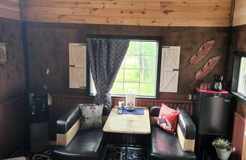 Augusta Cabin | The Bunkhouse-within walking distance to Main Street Augusta