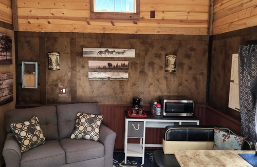 Augusta Cabin | The Bunkhouse-within walking distance to Main Street Augusta