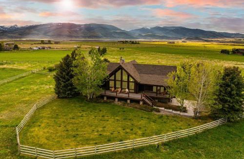 Livingston House | The Chalet