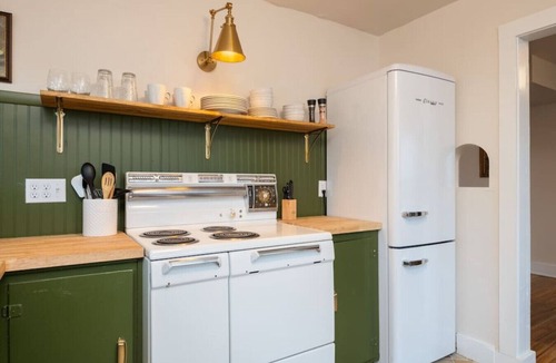Rose Park Apartment | The Clark Fork Cottage Downtown Missoula, Mid Century/Spacious