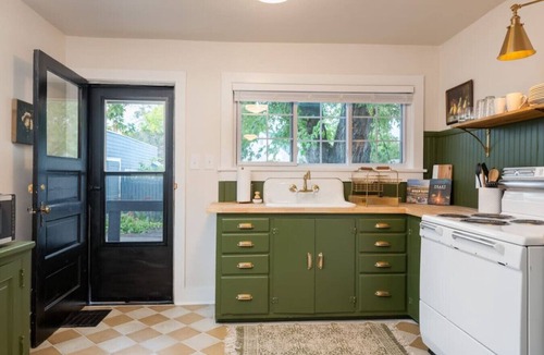 Rose Park Apartment | The Clark Fork Cottage Downtown Missoula, Mid Century/Spacious