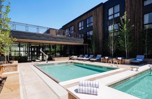 Jackson Hole Hotel | The Cloudveil, Autograph Collection