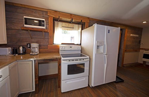 Twin Bridges House | The Combat Fisherman. Entire house. One block to the Beaverhead. Walk to bars/fo