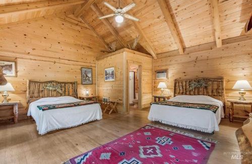 Riggins Hot Springs Hotel | The Community at Riggins Hot Springs