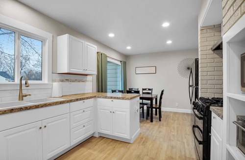 Twin Falls House | The Corner Retreat: King & Queen, small pups welcome!