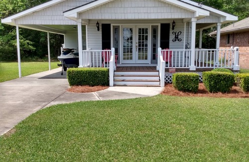 Lake Waccamaw Cottage | The Cottage by Hollingsworth Properties! Relax and enjoy its offerings.