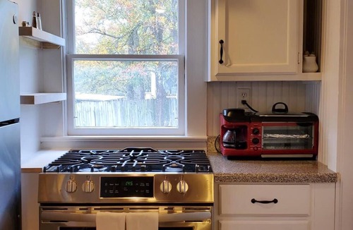 Georgetown Cottage | The Cottage @ Georgetown Square. 10% weekly discount; 30% monthly discount.