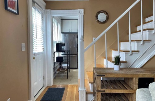 Victorian Village House | The Cottage | Parking + Private Patio + Fast WiFi