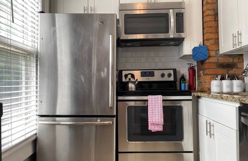 Victorian Village House | The Cottage | Parking + Private Patio + Fast WiFi