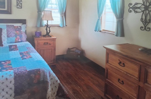Davis Cottage | The Country Cottage with studio style layout and WiFi, AC in peaceful Davis
