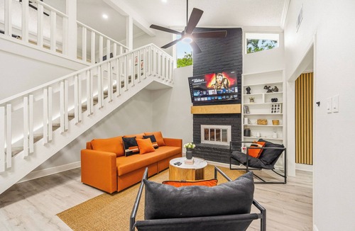 George Bush Park/Eldridge House | The Cozy - 5B3BR - Pool Deck - Hot Tub - Pergolas - Basketball