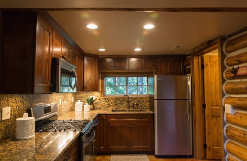 Salt Lake Mountain Resorts Cabin | The Cozy Cabin.Walk to Brighton ski slopes!