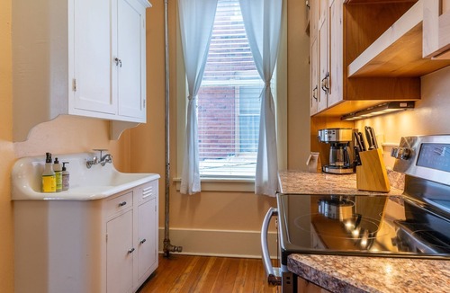 Livingston Apartment | The Downtown Lovely - Historic yet modern space downtown
